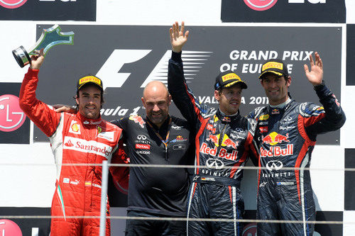 Fernando Alonso, Sebastian Vettel y Mark Webber celebran su triunfo en Valencia