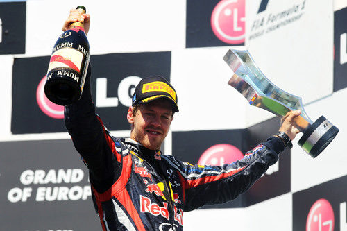 Vettel levanta su trofeo en el GP de Europa 2011