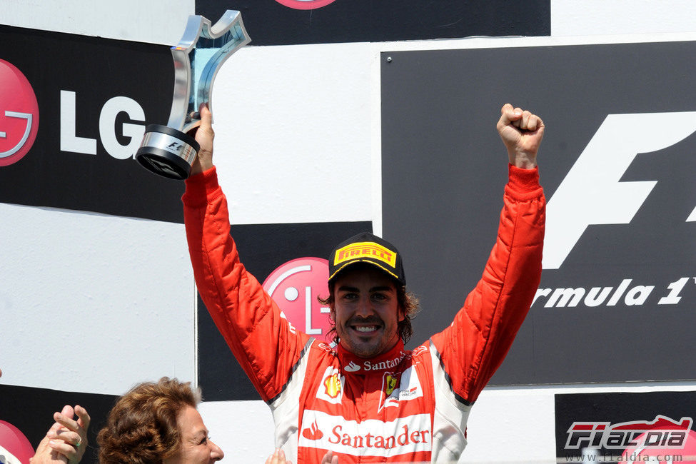 Alonso levanta su trofeo en el GP de Europa 2011