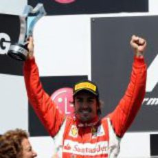 Alonso levanta su trofeo en el GP de Europa 2011