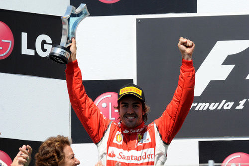 Alonso levanta su trofeo en el GP de Europa 2011