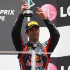 Webber levanta su trofeo en el GP de Europa 2011