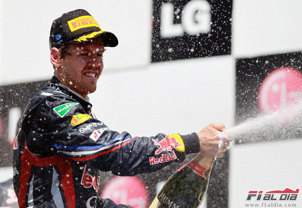Sebastian Vettel descorcha el champán en Valencia 2011