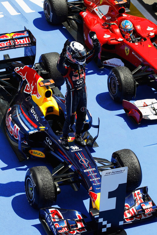 Vettel se sube a su monoplaza para celebrar su victoria en el GP de Europa 2011