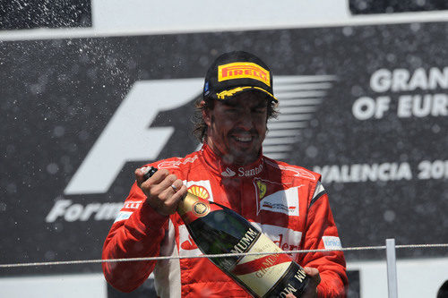 Fernando Alonso descorcha el champán en el GP de Europa 2011