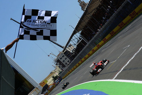 Alonso cruza la línea de meta en segunda posición en el GP de Europa 2011