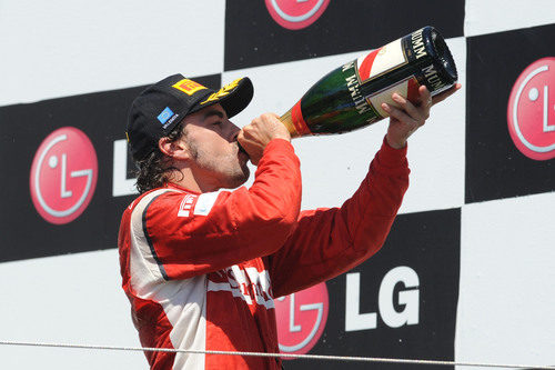 Fernando Alonso bebe de su botella de champán en Valencia