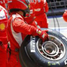 Uno de los mecánicos de Ferrari preparado con un neumático Pirelli 'medio'