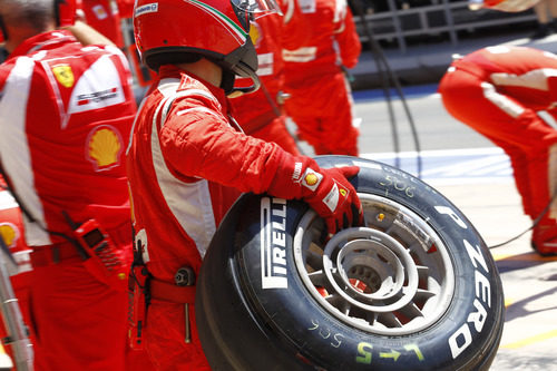 Uno de los mecánicos de Ferrari preparado con un neumático Pirelli 'medio'