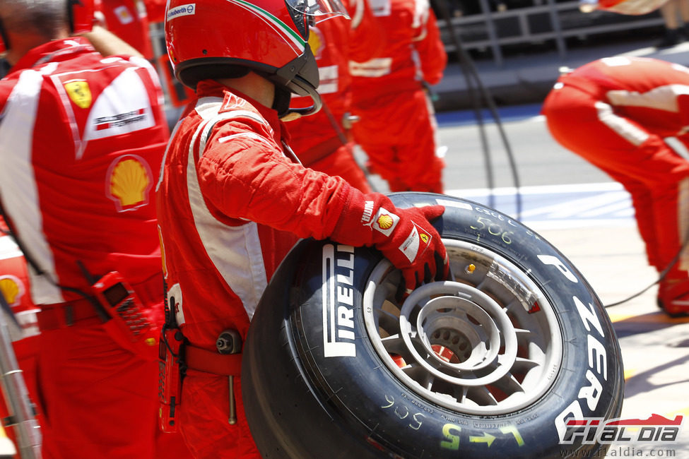 Uno de los mecánicos de Ferrari preparado con un neumático Pirelli 'medio'