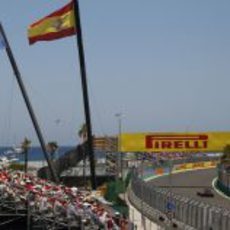 Banderas de Valencia y España en el GP de Europa 2011