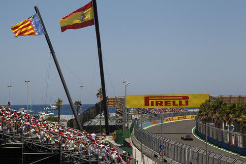 Banderas de Valencia y España en el GP de Europa 2011