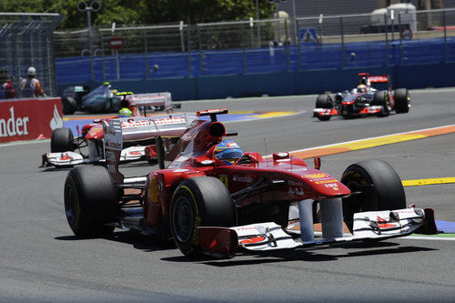 Alonso por delante de Massa y Hamilton en la carrera de Valencia