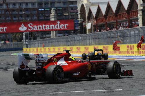 Felipe Massa en la última curva del circuito de Valencia