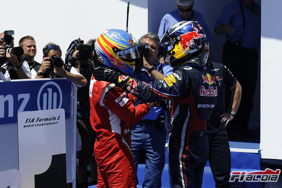 Alonso y Vettel se saludan tras la carrera de Valencia