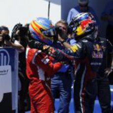 Alonso y Vettel se saludan tras la carrera de Valencia