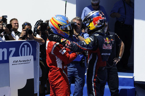 Alonso y Vettel se saludan tras la carrera de Valencia