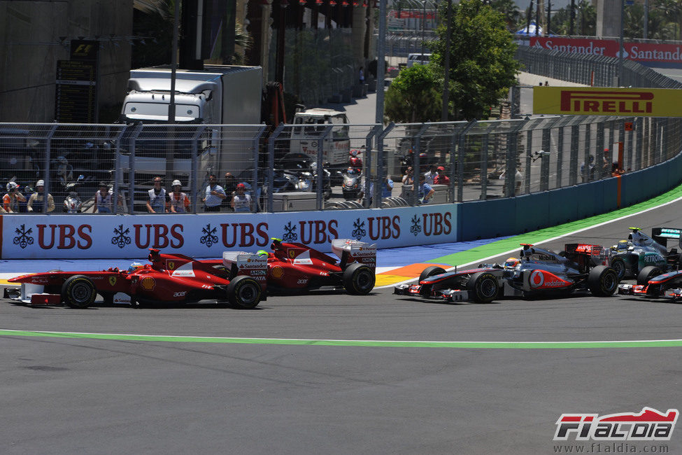 Alonso, Massa y Hamilton en la frenada de la primera curva en Valencia