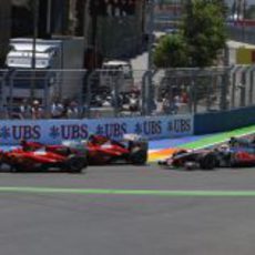 Alonso, Massa y Hamilton en la frenada de la primera curva en Valencia