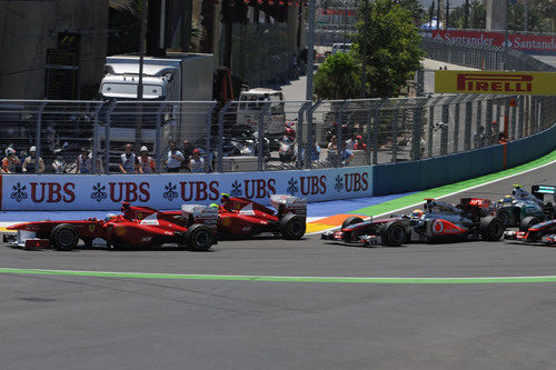 Alonso, Massa y Hamilton en la frenada de la primera curva en Valencia