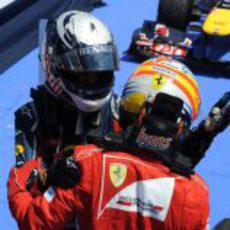 Vettel y Alonso se saludan tras el GP de Europa 2011