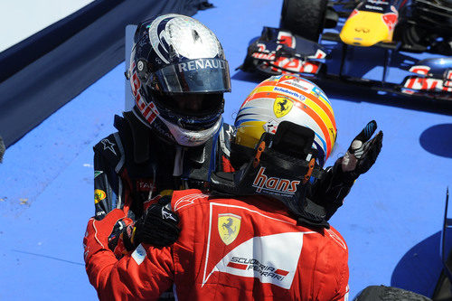 Vettel y Alonso se saludan tras el GP de Europa 2011