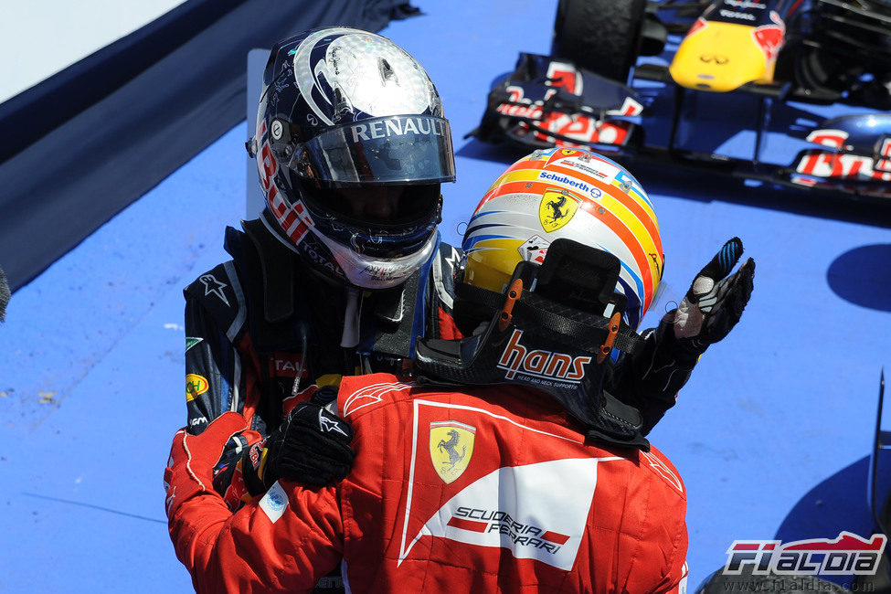 Vettel y Alonso se saludan tras el GP de Europa 2011