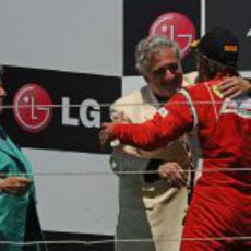 Fernando Alonso y Plácido Domingo se abrazan en el podio de Valencia