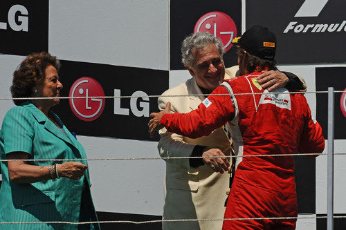 Fernando Alonso y Plácido Domingo se abrazan en el podio de Valencia