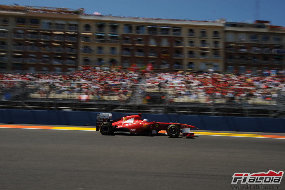 Fernando Alonso pasa ante la afición española en el GP de Europa 2011