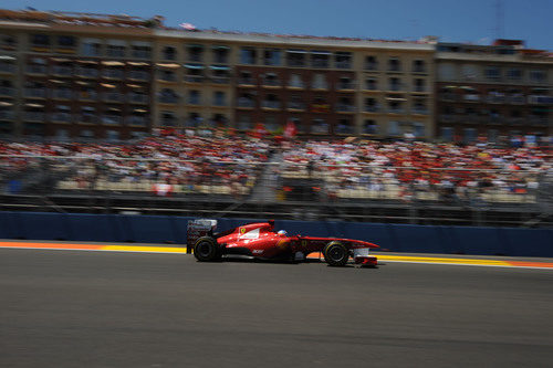 Fernando Alonso pasa ante la afición española en el GP de Europa 2011