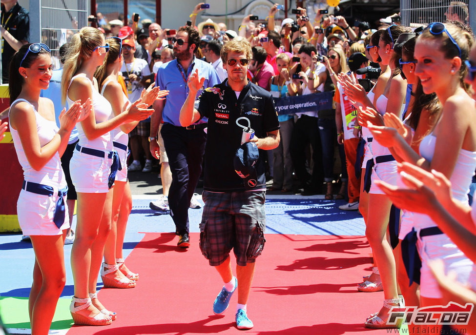 Las 'pitbabes' hacen el pasillo a Vettel en el GP de Europa 2011