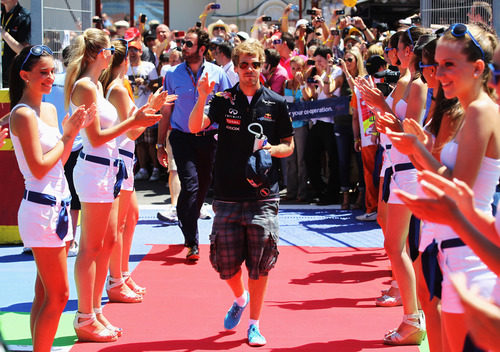 Las 'pitbabes' hacen el pasillo a Vettel en el GP de Europa 2011