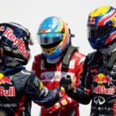 Vettel, Alonso y Webber tras bajarse de sus monoplazas en Valencia