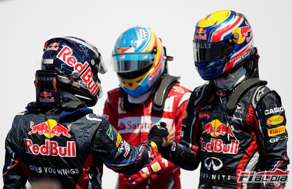 Vettel, Alonso y Webber tras bajarse de sus monoplazas en Valencia