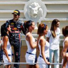 Las 'pitbabes' reciben a Webber en el podio del GP de Europa 2011