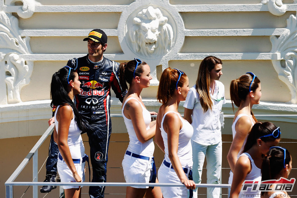 Las 'pitbabes' reciben a Webber en el podio del GP de Europa 2011