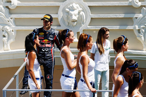 Las 'pitbabes' reciben a Webber en el podio del GP de Europa 2011