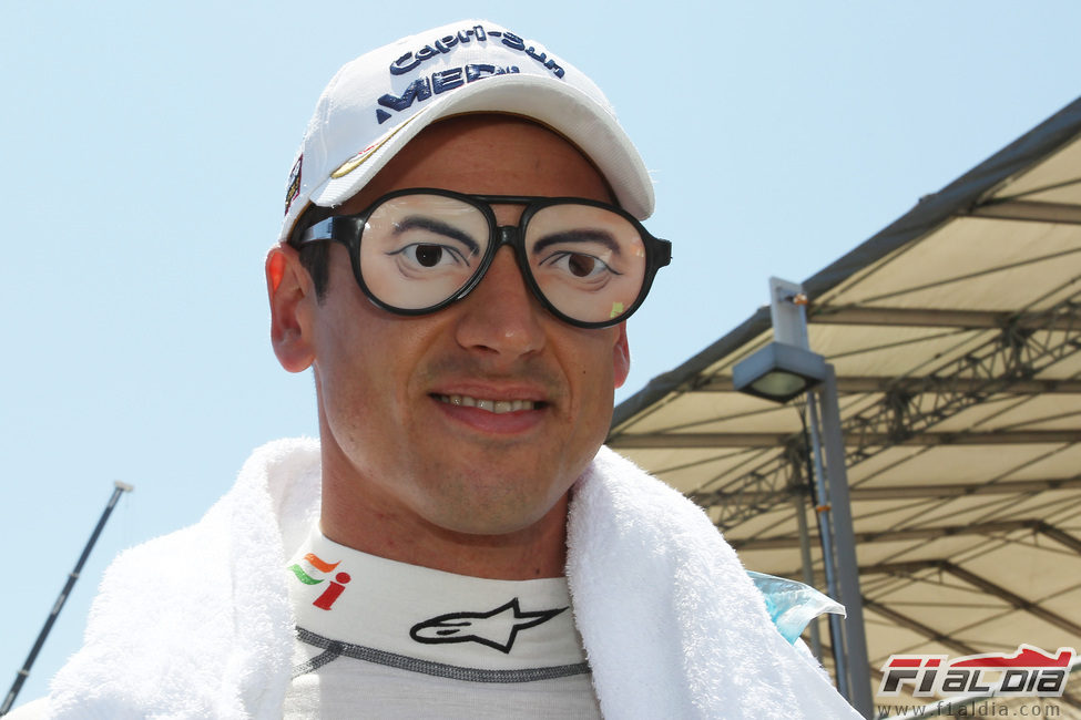 Adrian Sutil y sus "peculiares" gafas en la parrilla del GP de Europa 2011