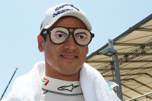 Adrian Sutil y sus "peculiares" gafas en la parrilla del GP de Europa 2011