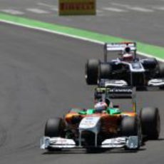 Paul di Resta se defiende de Barrichello en Valencia