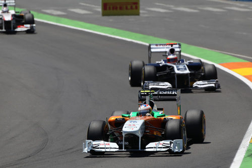 Paul di Resta se defiende de Barrichello en Valencia