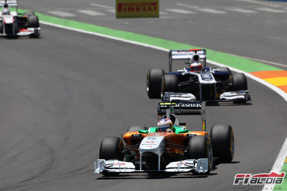 Paul di Resta se defiende de Barrichello en Valencia