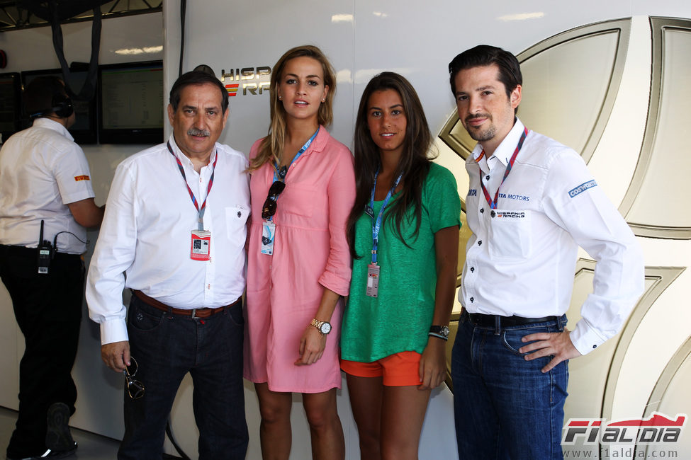 Carmen Jordà junto a una amiga y los Carabante en Valencia