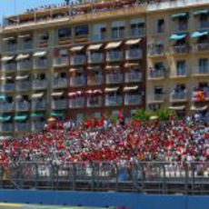 Gradas y balcones llenos al paso de Jenson Button por la pista de Valencia