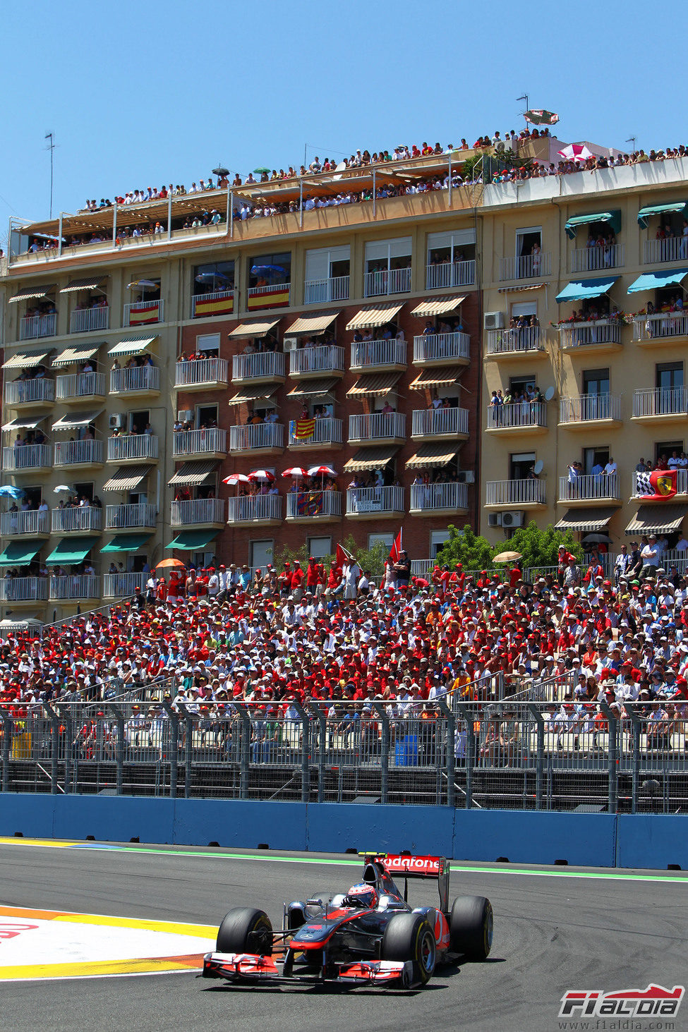 Gradas y balcones llenos al paso de Jenson Button por la pista de Valencia