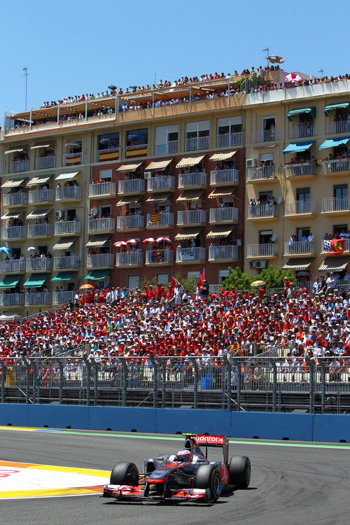 Gradas y balcones llenos al paso de Jenson Button por la pista de Valencia