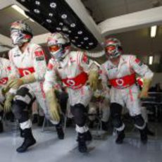 Los mecánicos de McLaren salen corriendo para hacer un 'pit-stop' en el GP de Europa 2011