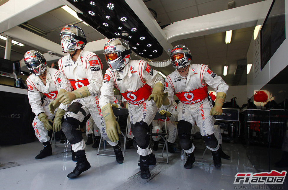 Los mecánicos de McLaren salen corriendo para hacer un 'pit-stop' en el GP de Europa 2011