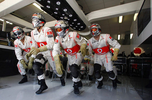 Los mecánicos de McLaren salen corriendo para hacer un 'pit-stop' en el GP de Europa 2011